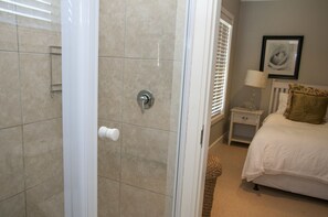 House, 3 Bedrooms | Bathroom | Shower, rainfall showerhead, free toiletries, towels - 3 Nantucket (Knysna)