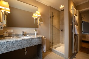 Double Room (Guesthouse) | Bathroom | Free toiletries, hair dryer, bathrobes, slippers - Hotel Kronenschlösschen (Eltville am Rhein)