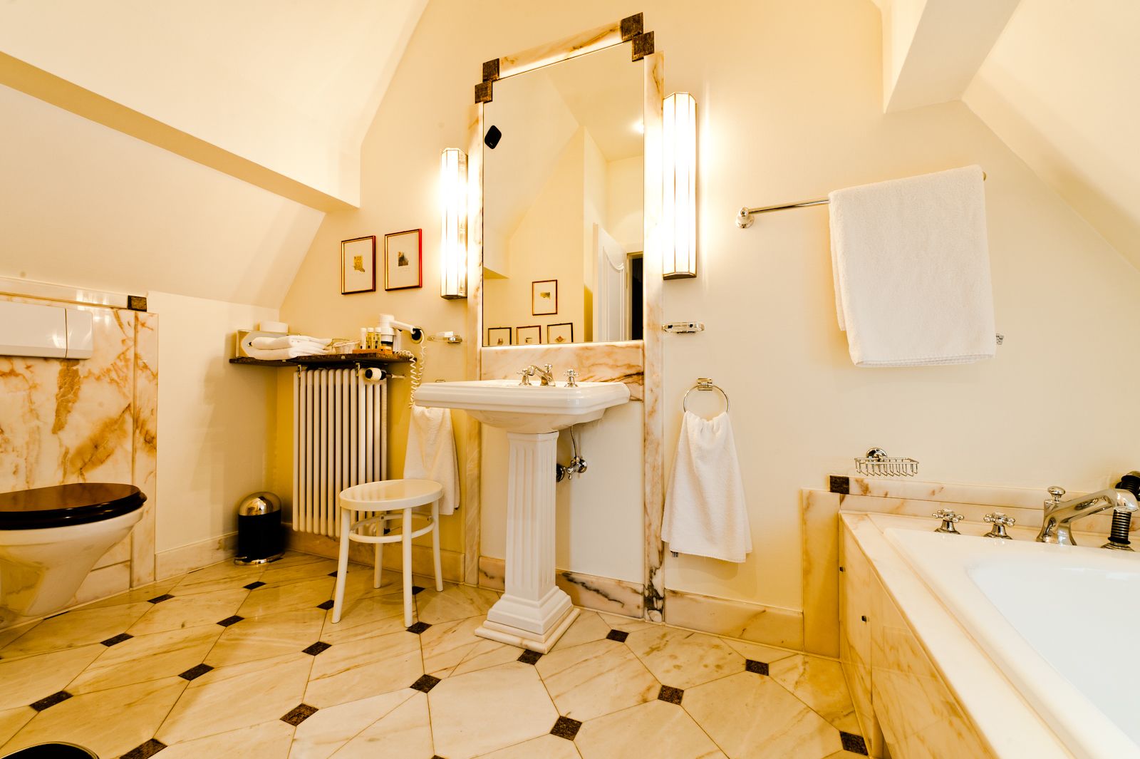 Un bagno con una vasca, un lavandino, un water e una doccia.