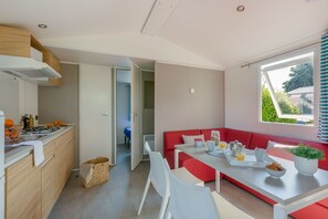 Cottage, 2 slaapkamers (3 Fleurs) | Privékeuken | Een koelkast, een kookplaat, een waterkoker, kookgerei, borden en bestek
