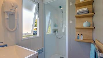Cottage, 2 Bedrooms (3 Fleurs) | Bathroom | Shower, hair dryer