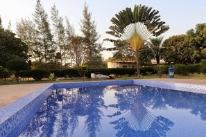 Outdoor pool, pool loungers - Yuna Village Garden Resort (Old-Yundum)
