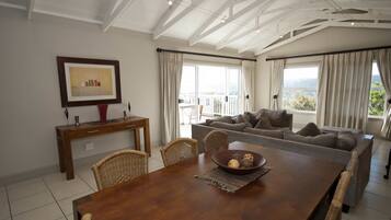 House, 3 Bedrooms | Private kitchen | Full-sized fridge, microwave, oven, stovetop