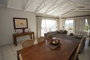 House, 3 Bedrooms | Dapur peribadi | Peti sejuk/penyejuk beku saiz penuh, ketuhar gelombang mikro, ketuhar 