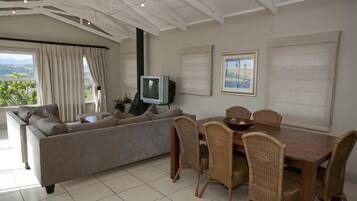 House, 3 Bedrooms | In-room dining