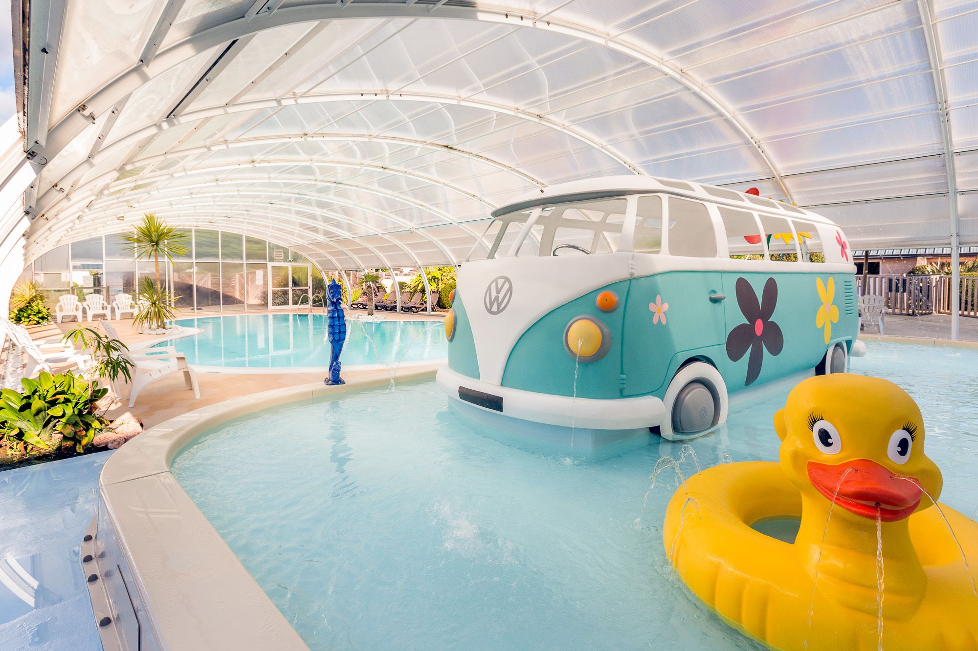 2 piscines couvertes, piscine extérieure (ouverte en saison)