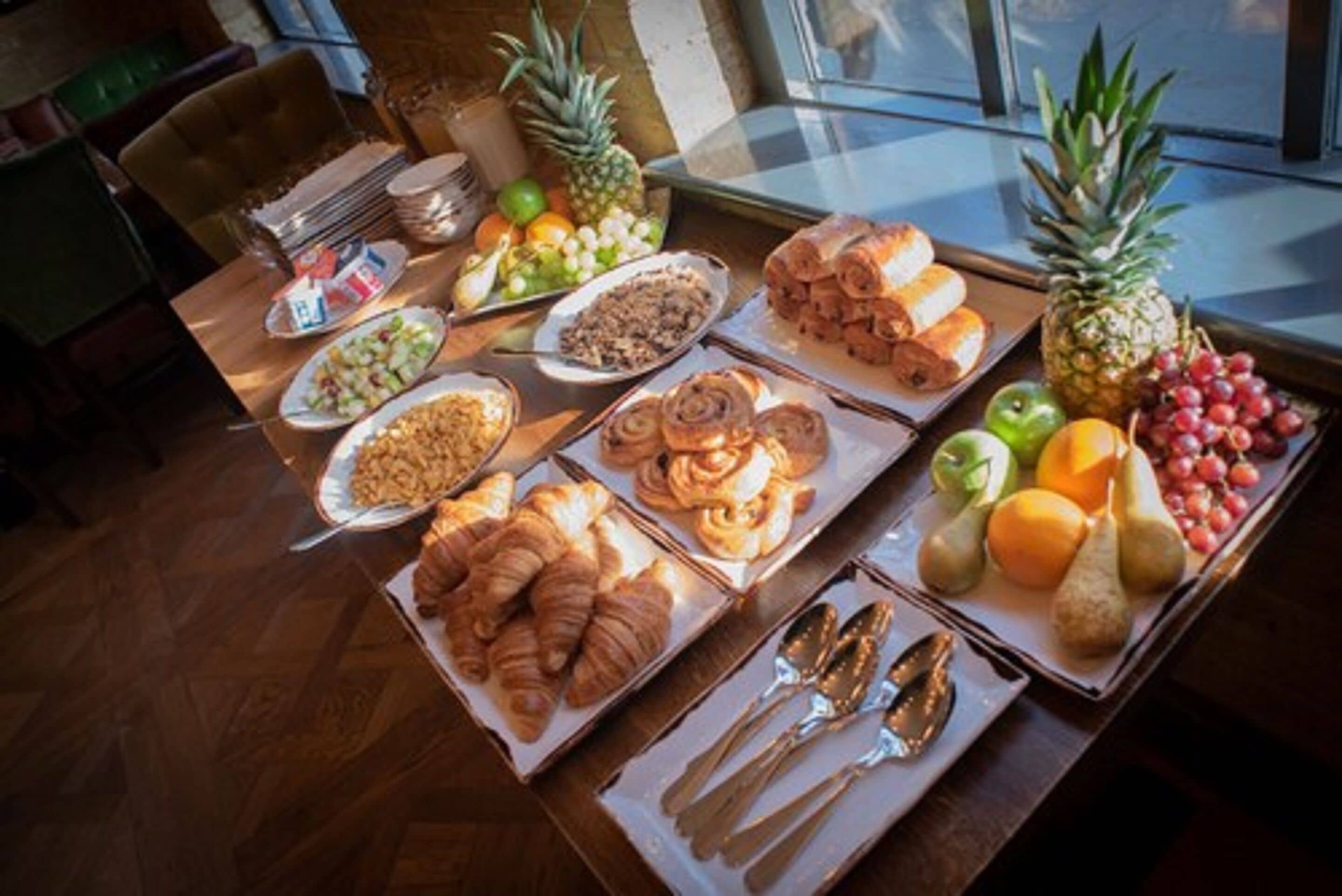 free daily english breakfast