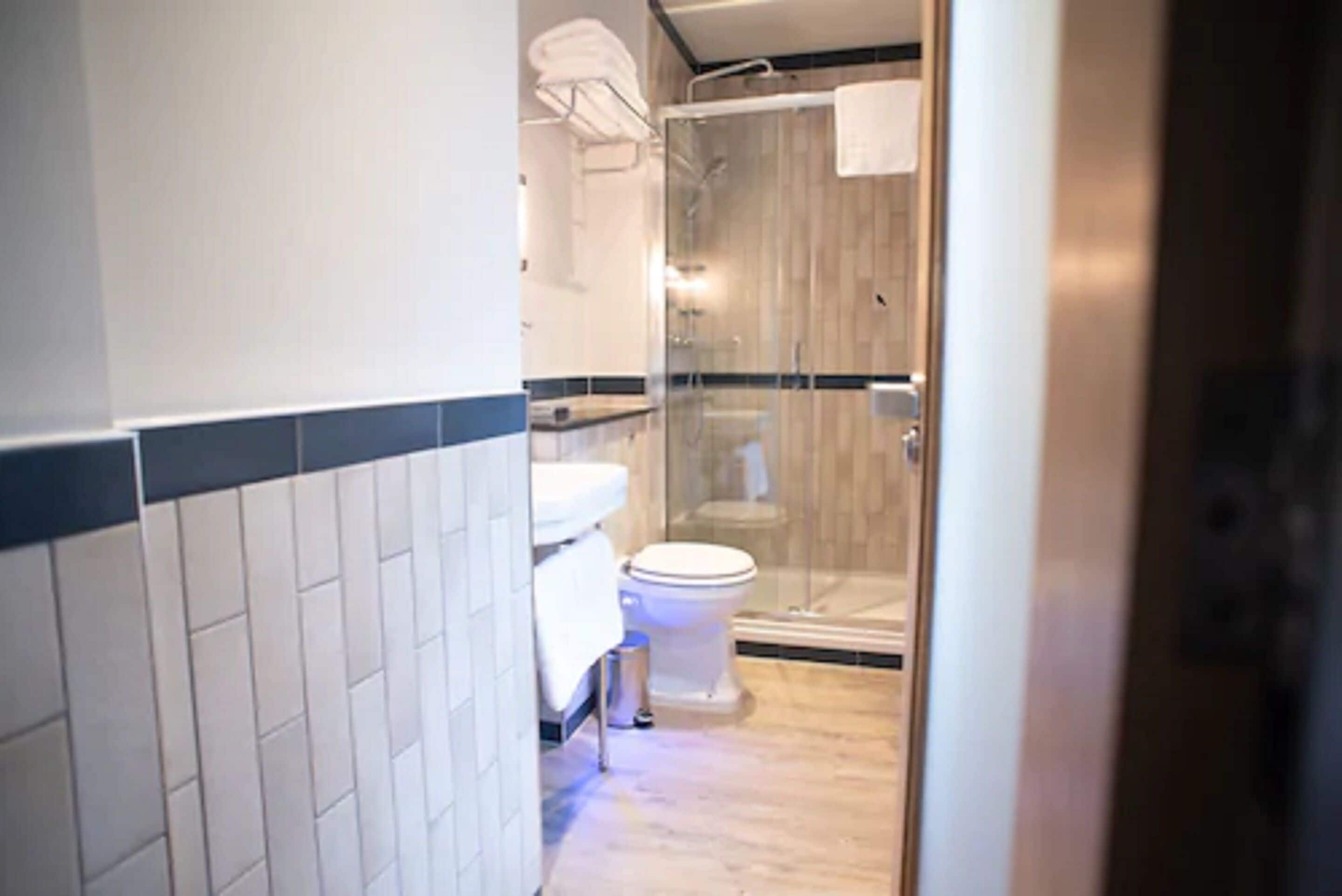 deluxe double room | bathroom | shower, free toiletries, hair dryer, towels