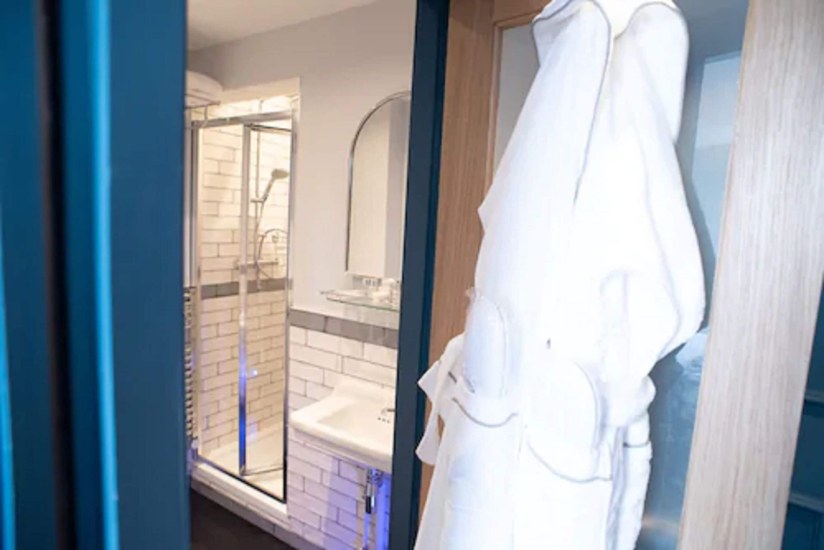 small double room | bathroom | shower, free toiletries, hair dryer, towels