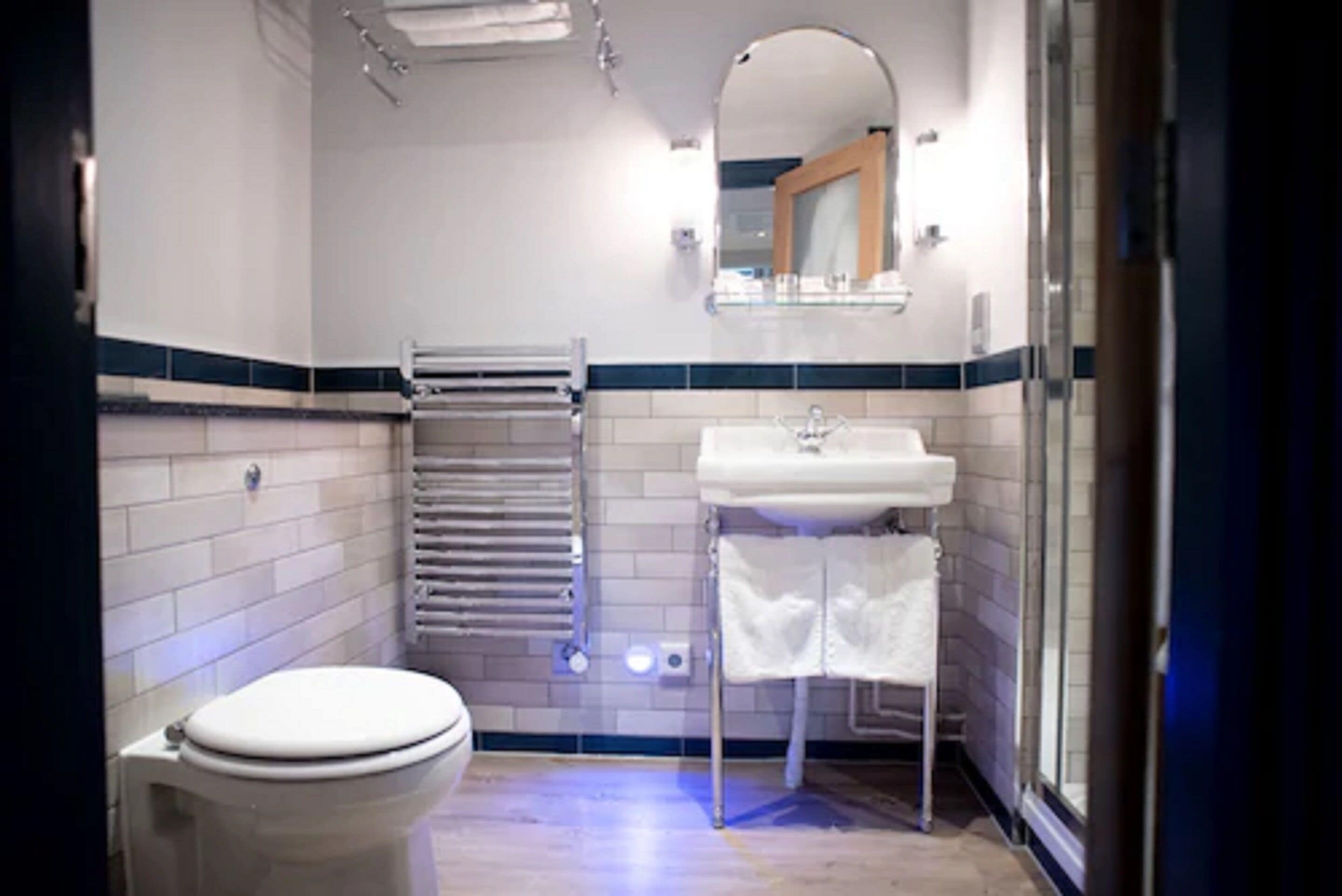 classic double room | bathroom | shower, free toiletries, hair dryer, towels