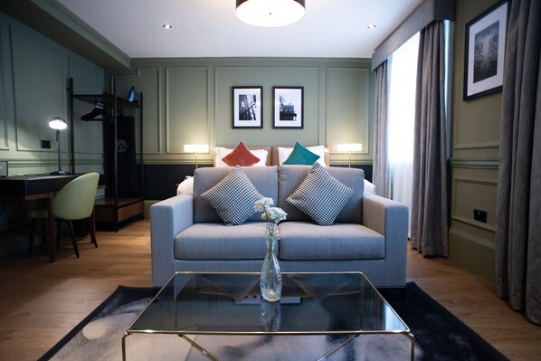 غرفة تنفيذية - سرير ملكي | منطقة المعيشة | تلفزيون ذكي، وحدة شحن آي بود، وحدة شحن إم بي ثري