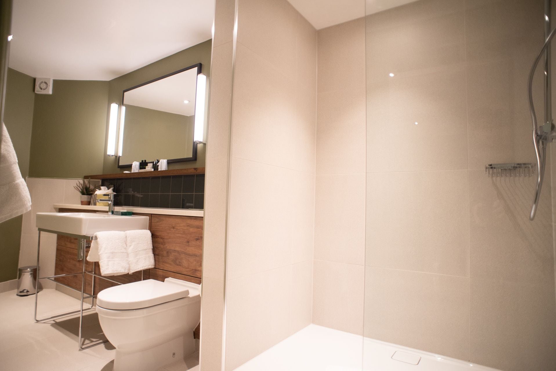 Ein modernes Badezimmer mit Toilette, Waschbecken und Dusche.