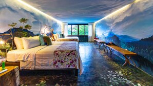 Een kamer met een bed, een bankje en een muurschildering op de muren.