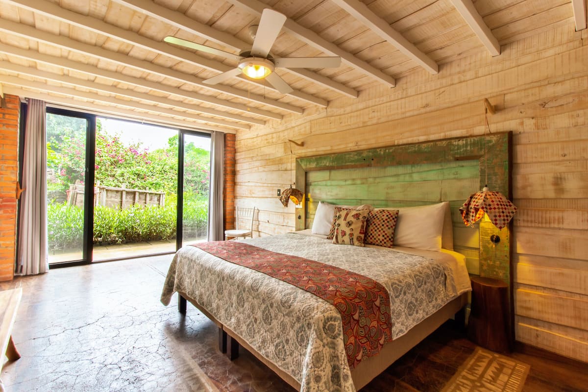 Deluxe Room, 1 King Bed, Accessible | In-room safe, free WiFi, bed sheets