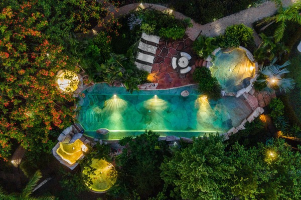 Utendørsbasseng og solsenger