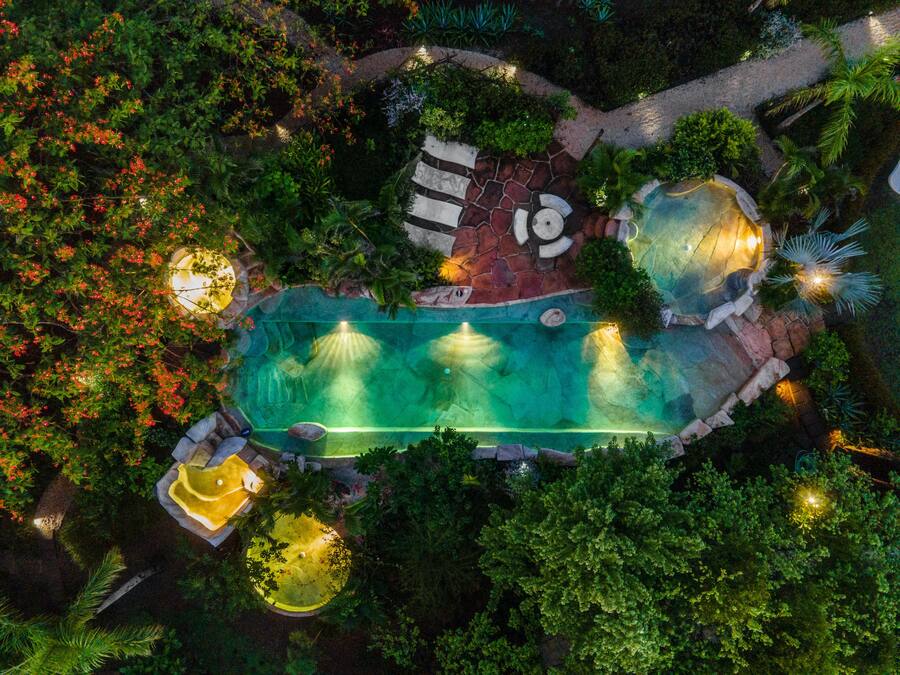 Piscina externa, funciona das 6h30 às 9h, espreguiçadeiras