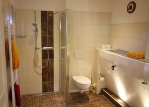 Condo estándar, varias camas, para no fumadores | Baño | Regadera y secadora de cabello 