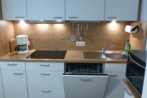 Family Condo, Multiple Beds, Non Smoking | Private kitchen | Fridge, microwave, stovetop, dishwasher - Lindenhof-Dangast (Varel)