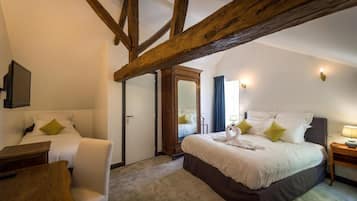 Habitación triple superior | 1 dormitorio, escritorio, cortinas opacas