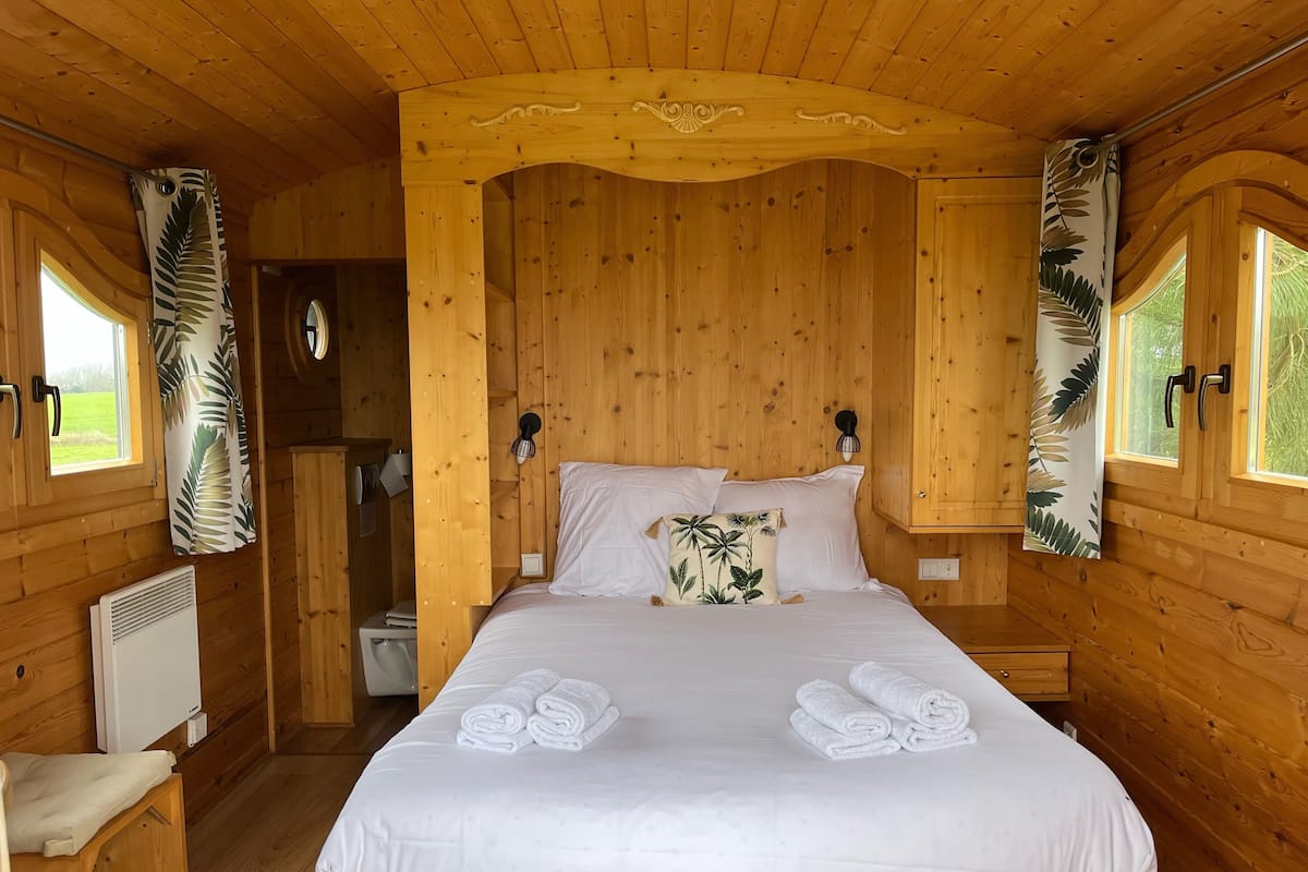 Comfort stacaravan | 1 slaapkamer, een bureau, verduisterende gordijnen