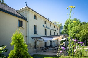 Outdoor dining - Domaine de Presle Saumur, The Originals Relais (Distre)