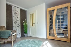 2 habitaciones, decoración personalizada, escritorio y cuna de viaje