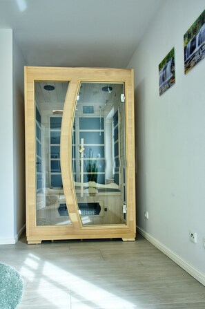 Apartment, 2 Bedrooms | 2 bedrooms, individually decorated, desk, travel crib - Carolin Dangast (Varel)