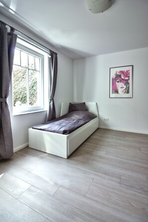 2 habitaciones, decoración personalizada, escritorio y cuna de viaje 