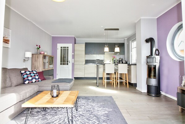 Televisión de pantalla plana, chimenea, Netflix, reproductor de DVD