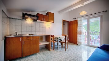 公寓 (Apartments Malo Lago - One-Bedroom Ap) | 私人小型廚房 | 電冰箱、爐台、電熱水壺、烤麵包機