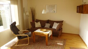 Leilighet, 3 soverom | Oppholdsrom | En 43-tommers Flatskjerm-TV med kabel-kanaler samt TV og DVD-spiller