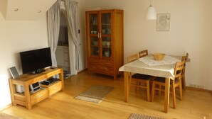 Leilighet, 3 soverom | Oppholdsrom | En 43-tommers Flatskjerm-TV med kabel-kanaler samt TV og DVD-spiller