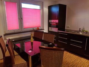 家庭公寓 (incl. cleaning fee) | 私人厨房 | 冰箱、微波炉、烤箱、炉灶