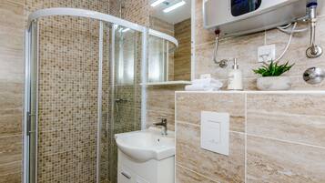Doppelzimmer (6) | Badezimmer | Dusche, kostenlose Toilettenartikel, Handtücher