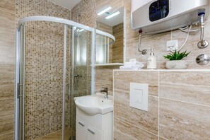Habitación doble (6) | Baño | Ducha, artículos de higiene personal gratuitos y toallas