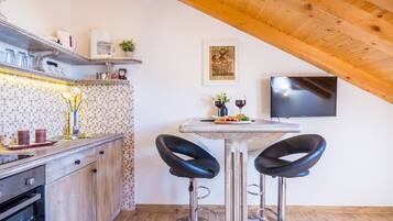 Apartment, 1 Bedroom (7) | Private kitchen | Fridge, electric kettle