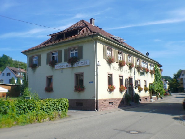 A two-story building with a sign indicating it is a guesthouse. - Gasthaus Metzgerei Zur Linde (Kenzingen)