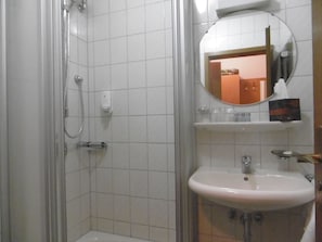 Habitación con 2 camas individuales | Baño | Regadera, amenidades de baño gratuitas, secadora de cabello 