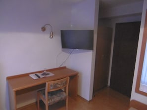 Enkelrum | Skrivbord, gratis barnsÀngar och gratis wi-fi