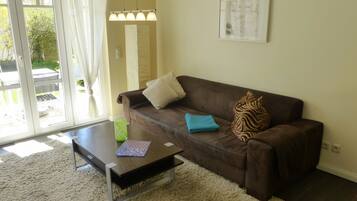 Apartemen, 2 kamar tidur | Ruang keluarga | TV layar datar