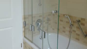 Apartment, 2 Bedrooms | Bathroom | Combined shower/bathtub, hair dryer