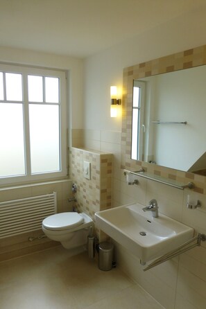 Appartement, 2 chambres | Salle de bain | Ensemble douche/baignoire, sèche-cheveux