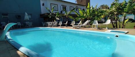 Piscine extérieure, parasols de plage, chaises longues
