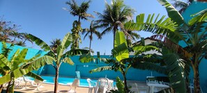 Piscine extérieure, parasols de plage, chaises longues