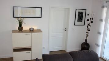 Apartemen, 2 kamar tidur | Ruang keluarga | TV layar datar