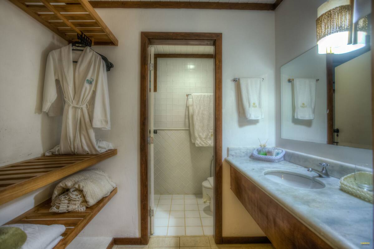 superior apartment, 1 king bed, non smoking, partial sea view | bathroom | combined shower/bathtub, free toiletries, hair dryer, bathrobes