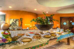 A buffet with various food items and a large decorative pot. - Itacaré Eco Resort (Itacaré)