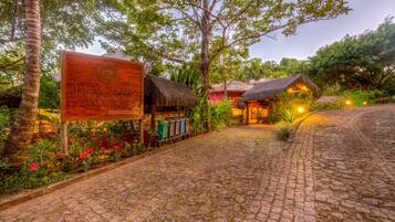 Pintu masuk properti