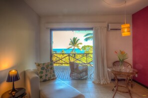 Apartamento superior, 1 cama King, para não fumantes, vista parcial para o mar | Frigobar, cofres nos quartos, escrivaninha, cortinas blackout