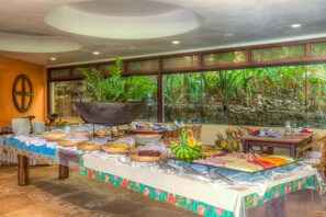 Café da manhã com buffet grátis todos os dias